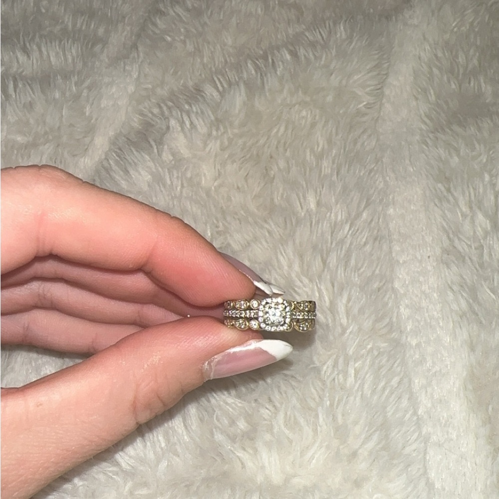 Engagement ring with 2 wedding bands